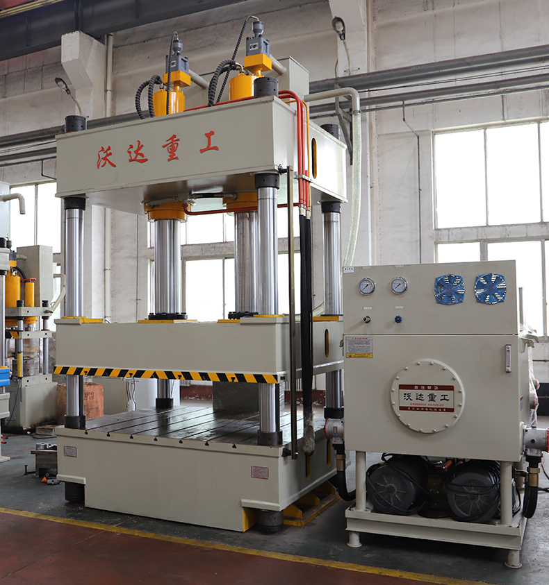 電車(chē)擋風闆(pan)成型液(ye)壓機