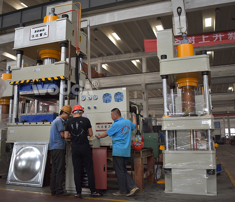 不鏽鋼水(shuǐ)箱四柱拉伸液壓(ya)機 不鏽(xiu)鋼水箱四柱拉伸(shen)液壓機