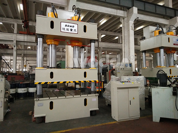 三梁(liáng)四柱液(ye)壓機