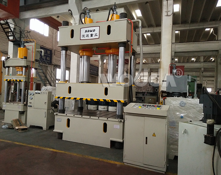 雙(shuang)缸三梁(liang)四柱液(yè)壓機