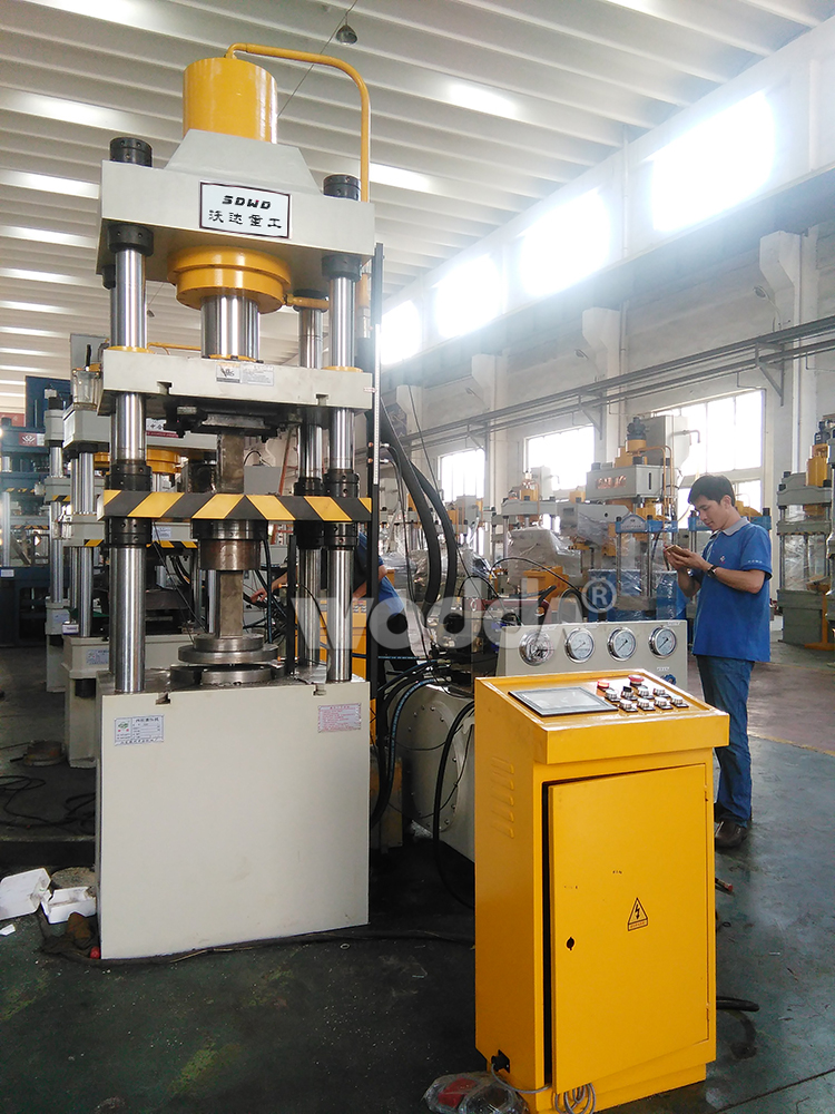 150噸四(sì)柱液壓機