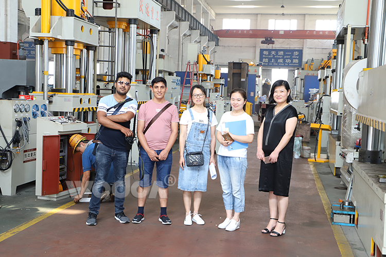 四梁四(si)柱液壓(ya)機