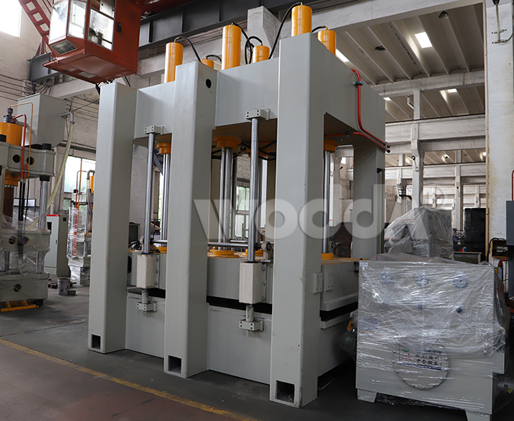 龍門框架式(shi)液壓機