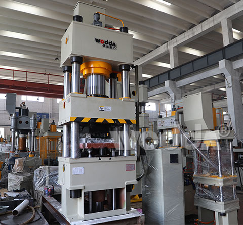 四(si)梁四柱液(yè)壓機