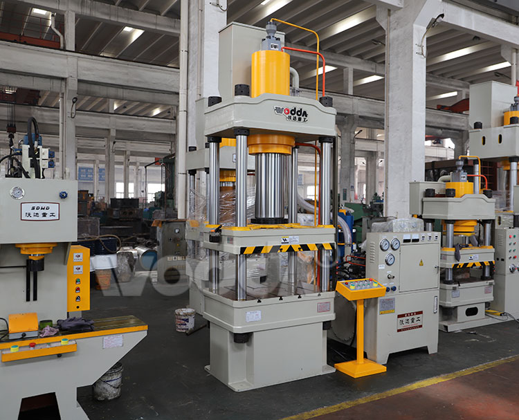 三梁(liang)四柱液壓(ya)機