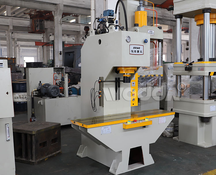 單柱(zhu)液壓機