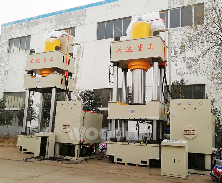 1500噸三梁四柱(zhu)液壓機 1500噸三梁四柱液(yè)壓機