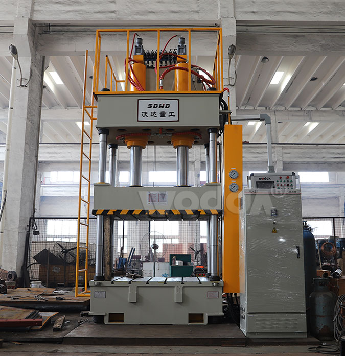 500噸四(sì)柱三梁(liang)液壓機(jī)實景拍(pai)攝