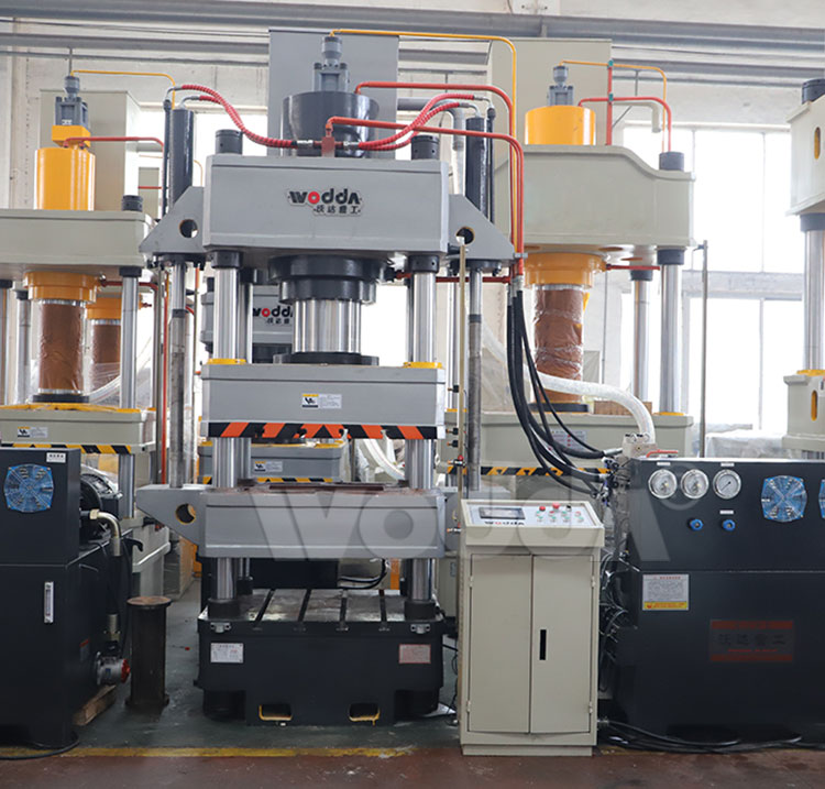 四梁四(sì)柱液壓機實拍圖(tú)