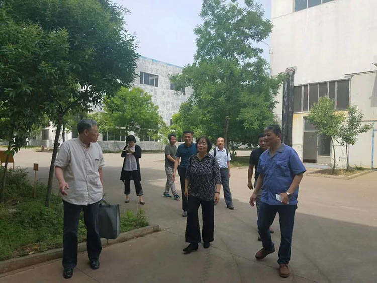 北京一機劉(liú)宇淩總工程師(shī)來沃達液壓機(jī)考察