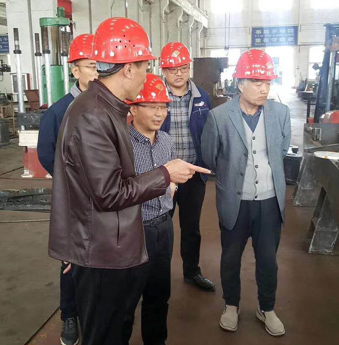 劉總與(yu)交大教(jiao)授交流(liu) 劉總與(yu)交大教(jiāo)授交流(liu)