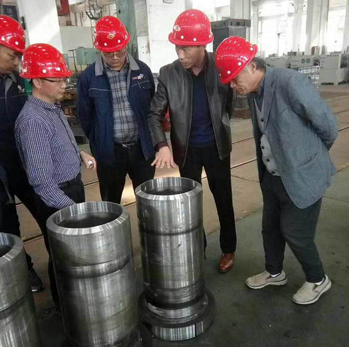 上海交(jiāo)大教授(shou)來沃達(dá)重工指(zhǐ)導液壓(ya)機生産(chan) 上海交(jiao)大教授(shou)來沃達(dá)重工指(zhi)導液壓(ya)機生産(chan)