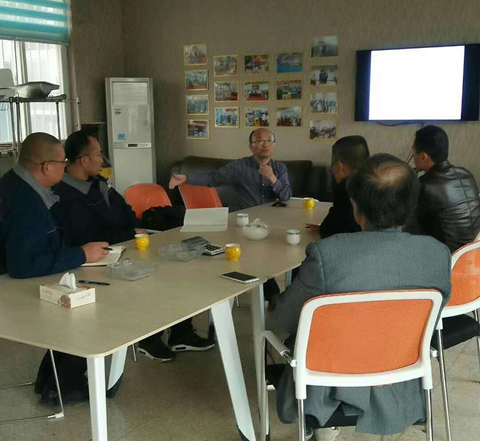 沃(wo)達液壓(yā)機技術(shù)人員與(yǔ)上海交(jiao)大教授(shou)深入溝(gōu)通 沃達液(yè)壓機技(ji)術人員(yuan)與上海(hǎi)交大教(jiao)授深入(ru)溝通