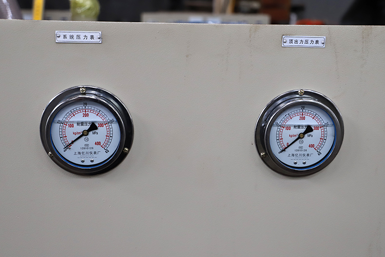 四柱(zhu)三梁液壓(ya)機油表