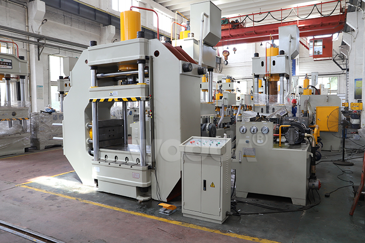 高鐵配(pei)件成型液壓(ya)機