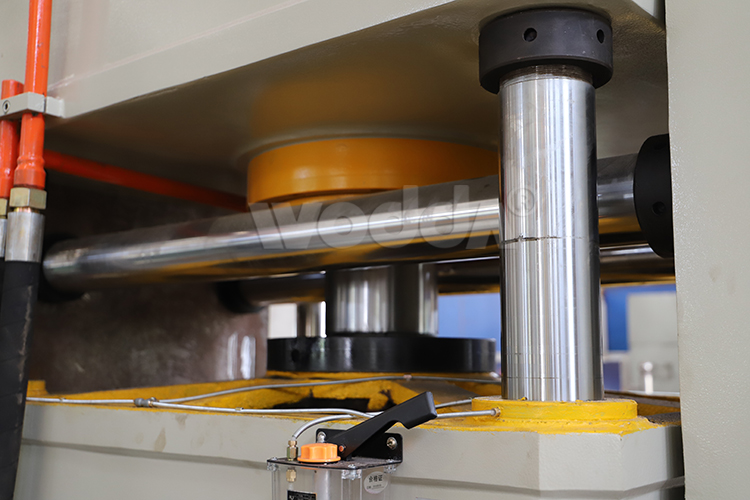 高鐵(tie)配件成型液(yè)壓機