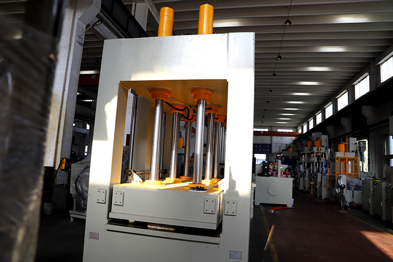 建築隔溫(wen)新型材料成型(xíng)機