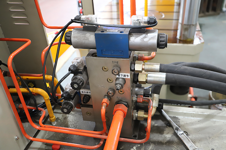 密胺餐(cān)具熱壓成型液(ye)壓機