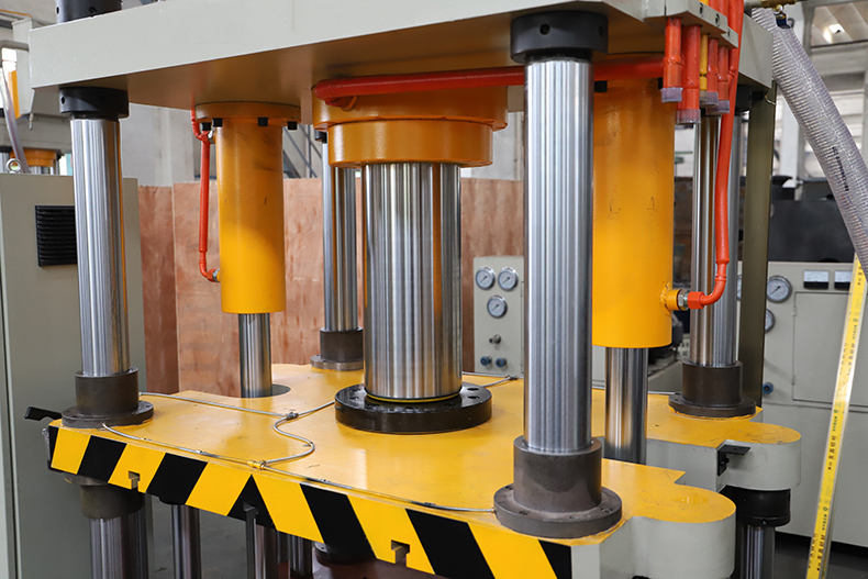 電(diàn)磁爐隔熱(rè)圈液壓機(ji)