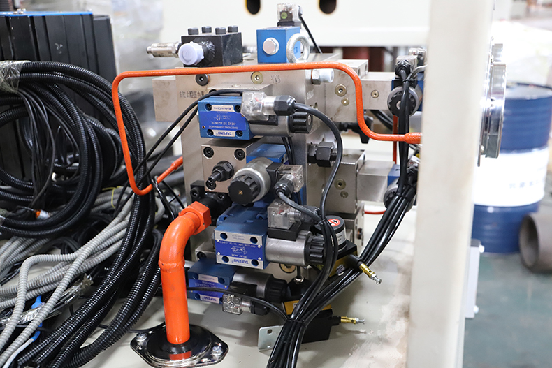 電磁爐隔(gé)熱圈液壓(yā)機