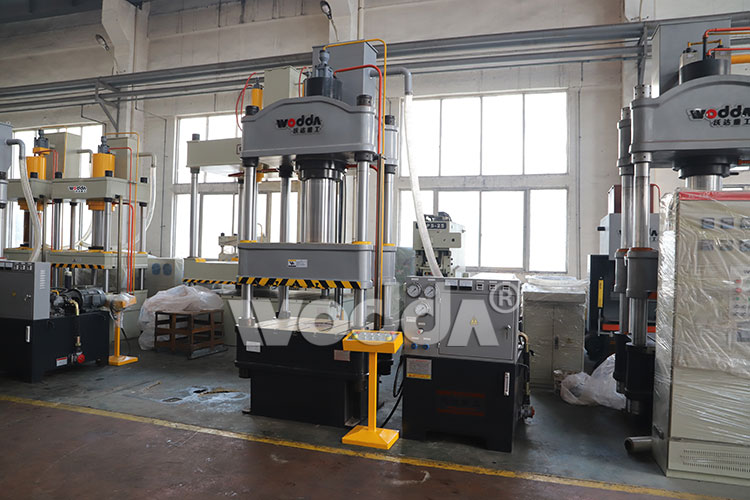 200T三梁四柱(zhu)液壓機