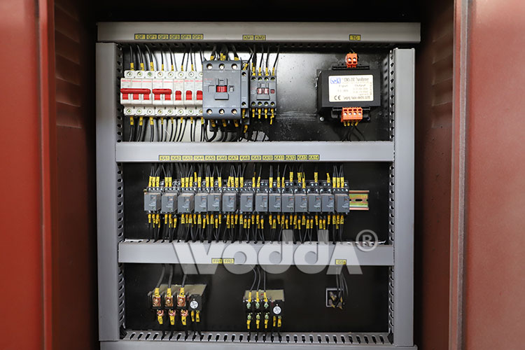 315噸三(san)梁四柱液壓(yā)機 315噸三梁四柱(zhù)液壓機