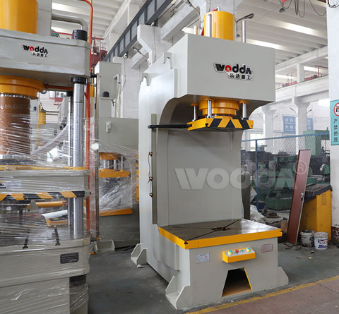 單柱(zhu)導軌液壓(yā)機