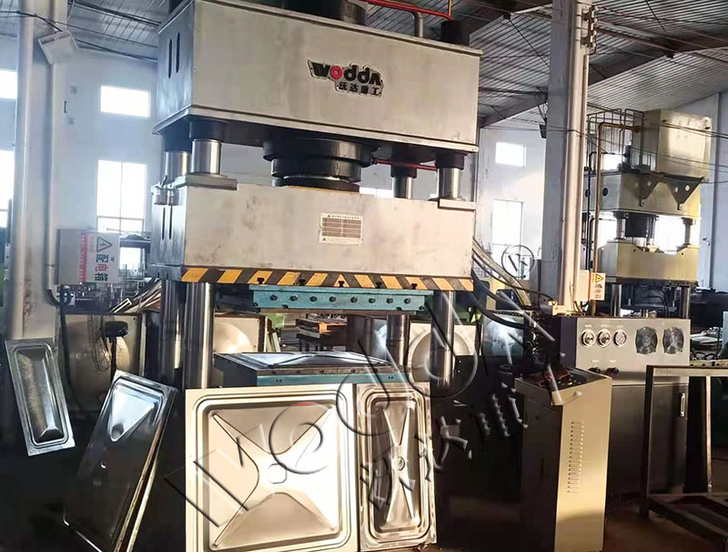 三梁四柱液壓(yā)機 三梁四柱液壓(ya)機