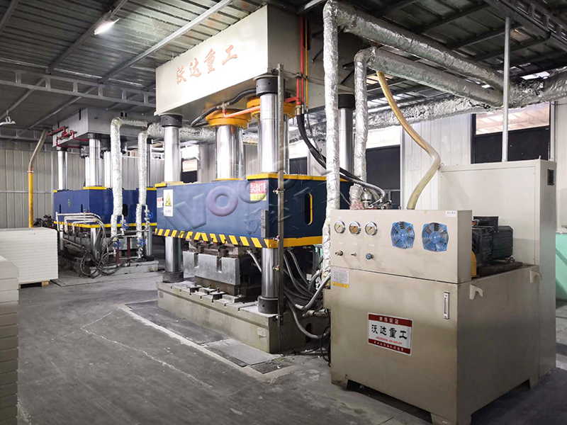 800噸玻(bō)璃鋼水箱闆(pan)液壓機