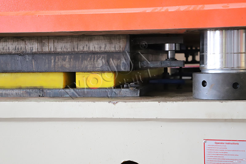 鋼(gāng)木門壓花機