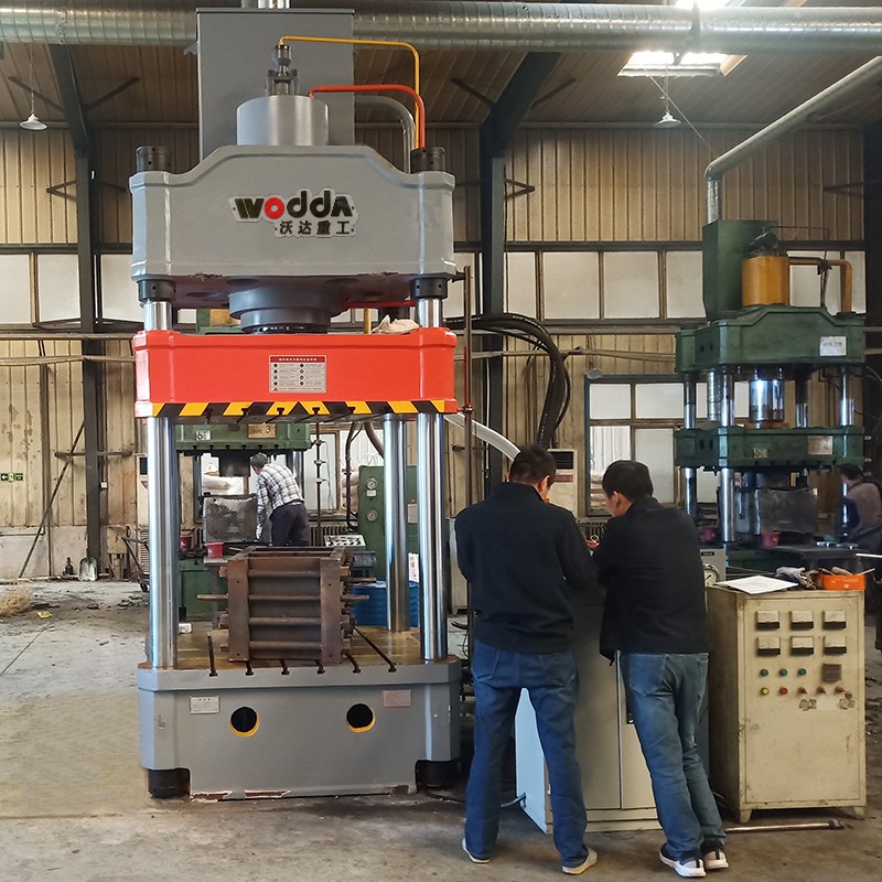 315噸國标三(san)梁四柱液壓機(ji) 315噸國标三梁四(sì)柱液壓機