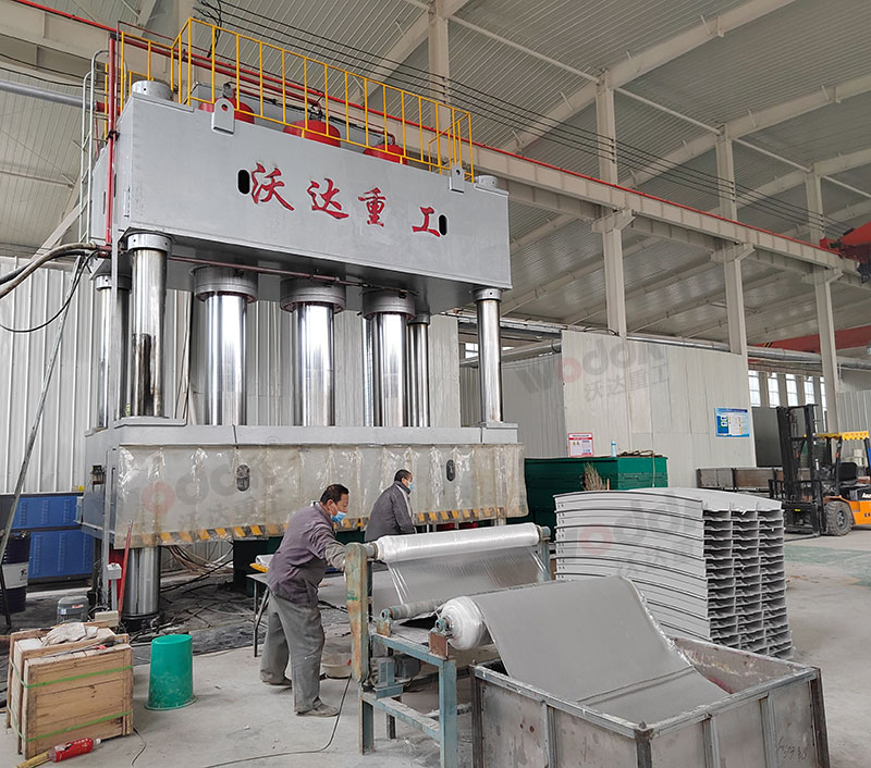 2000噸SMC玻璃鋼電纜橋(qiao)架成型液壓機