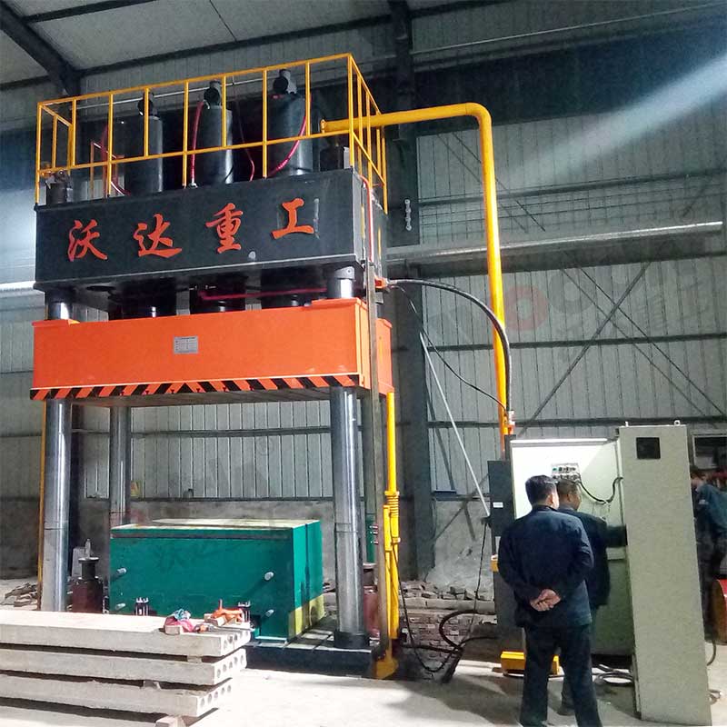 1000噸三梁(liáng)四柱液(yè)壓機 1000噸(dun)三梁四(si)柱液壓(ya)機