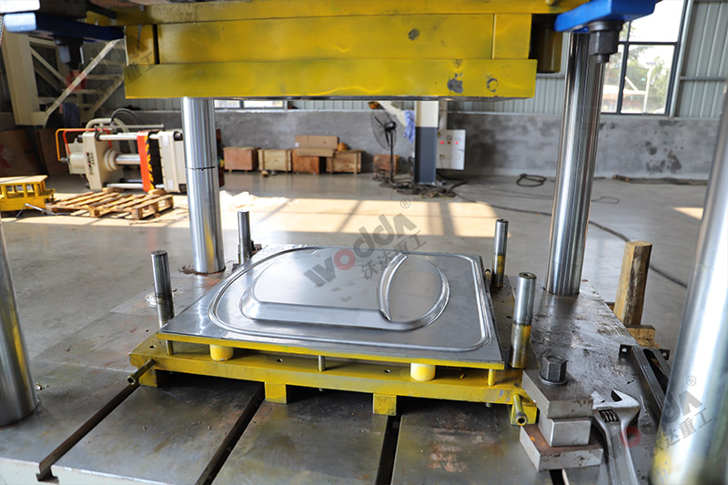 200噸不鏽(xiù)鋼蓋成型液(yè)壓機 200噸不鏽(xiu)鋼蓋成型液(yè)壓機