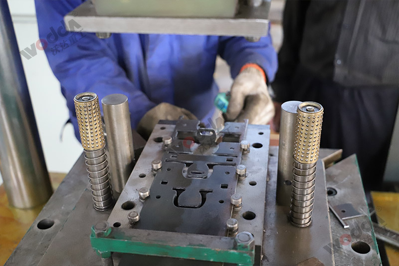 200噸五金配(pei)件成型液壓(yā)機 200噸五金配(pei)件成型液壓(ya)機