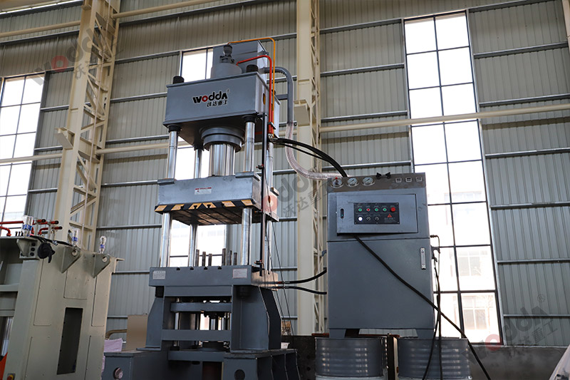 200噸輪(lun)毂拉伸成型(xing)液壓機 200噸輪(lun)毂拉伸成型(xing)液壓機