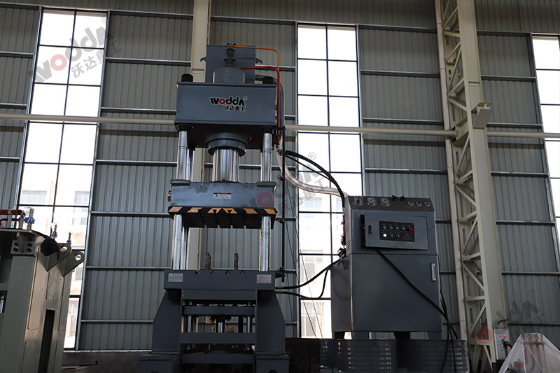 200噸輪毂拉伸(shen)成型液壓機(jī) 200噸輪毂拉伸(shen)成型液壓機(jī)