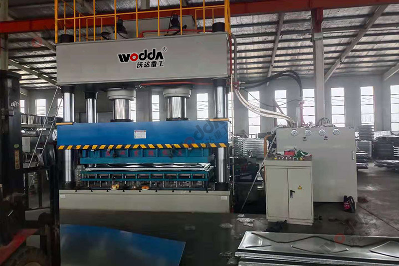 1000噸不(bú)鏽鋼水箱闆拉伸(shēn)液壓機_1000T雙缸四柱(zhù)拉伸機