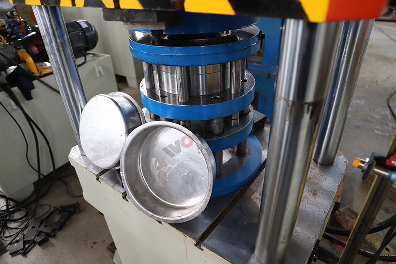 100噸電機端蓋(gai)拉伸液壓機(jī)_100T四柱拉伸液(ye)壓機 100噸電機(ji)端蓋拉伸液(yè)壓機_100T四柱拉(lā)伸液壓機