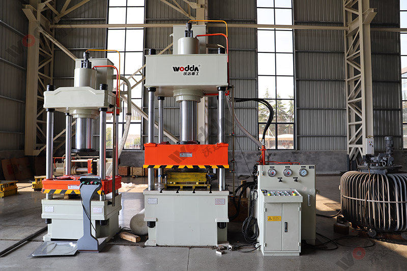 200噸不鏽(xiu)鋼蓋闆拉伸(shēn)液壓機 200噸不(bú)鏽鋼蓋闆拉(lā)伸液壓機