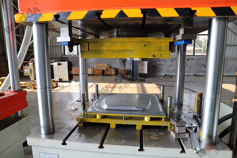 200噸不鏽鋼薄(bao)闆拉伸液壓(ya)機 200噸不鏽鋼(gang)薄闆拉伸液(yè)壓機