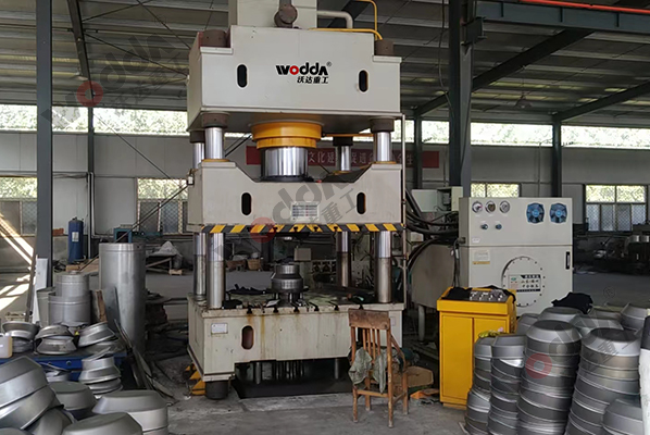 500噸不鏽(xiu)鋼封頭拉伸液壓(ya)機 500噸不鏽鋼封頭(tou)拉伸液壓機