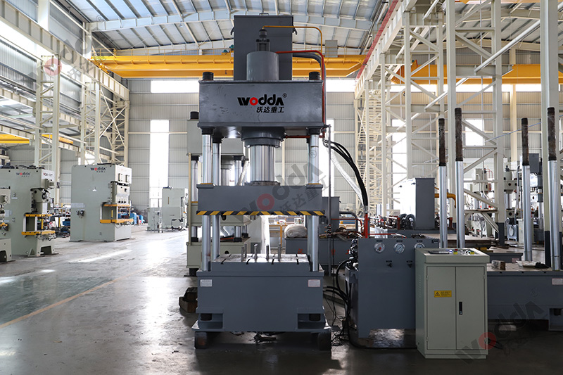 250噸金(jin)屬拉伸液(yè)壓機調試(shi) 250噸金屬拉(lā)伸液壓機(jī)調試