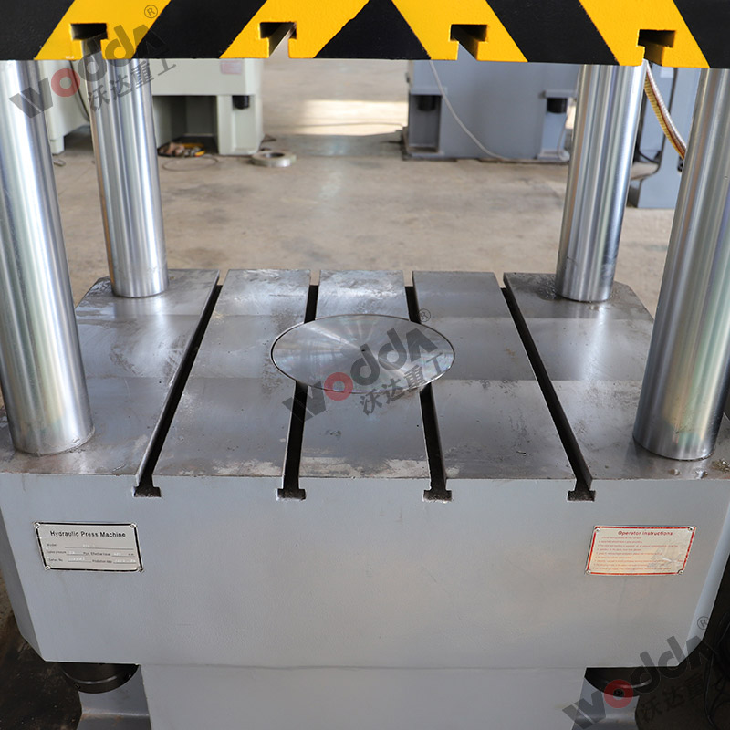 315噸(dūn)拉伸液(ye)壓機工(gong)作台 315噸(dun)拉伸液(yè)壓機工(gōng)作台