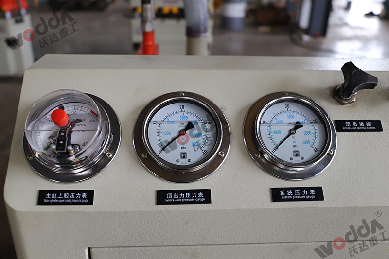 100噸三梁(liáng)四柱液壓機壓(ya)力表 100噸三梁四(sì)柱液壓機壓力(lì)表