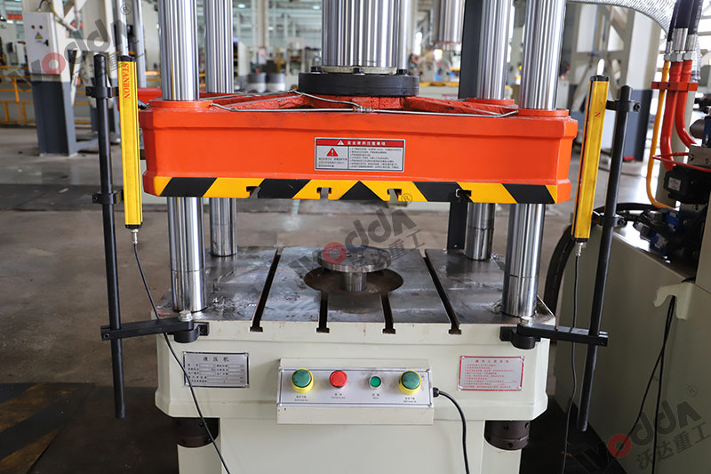 100噸三梁四柱(zhù)液壓機工作台(tai) 100噸三梁四柱液(ye)壓機工作台