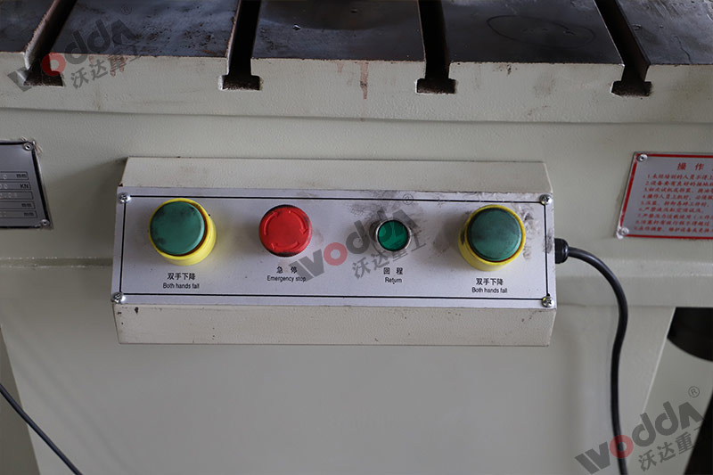 100噸(dūn)三梁四柱液壓(yā)機按鈕 100噸三梁(liáng)四柱液壓機按(àn)鈕