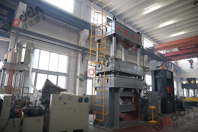 不(bu)鏽鋼托(tuō)盤拉伸(shen)液壓機(jī) 不鏽鋼(gāng)托盤拉(la)伸液壓(yā)機