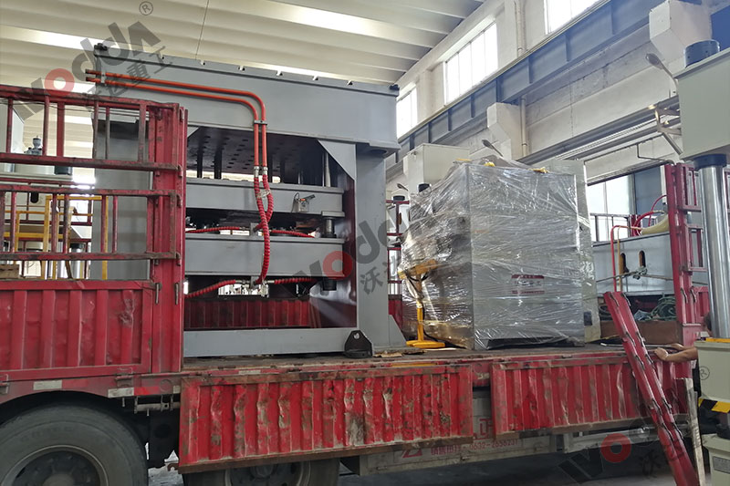 不鏽(xiu)鋼托盤(pan)拉伸液(yè)壓機裝(zhuang)車發貨(huo) 不鏽鋼(gang)托盤拉(la)伸液壓(yā)機裝車(chē)發貨