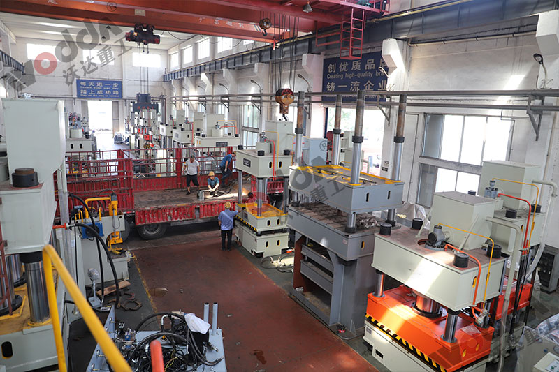 不鏽鋼(gang)托盤拉(la)伸液壓(yā)機裝車(che)發貨 不(bú)鏽鋼托(tuō)盤拉伸(shen)液壓機(jī)裝車發(fā)貨